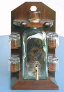 Lahev-s-pipou-na-drevenem-zavesu